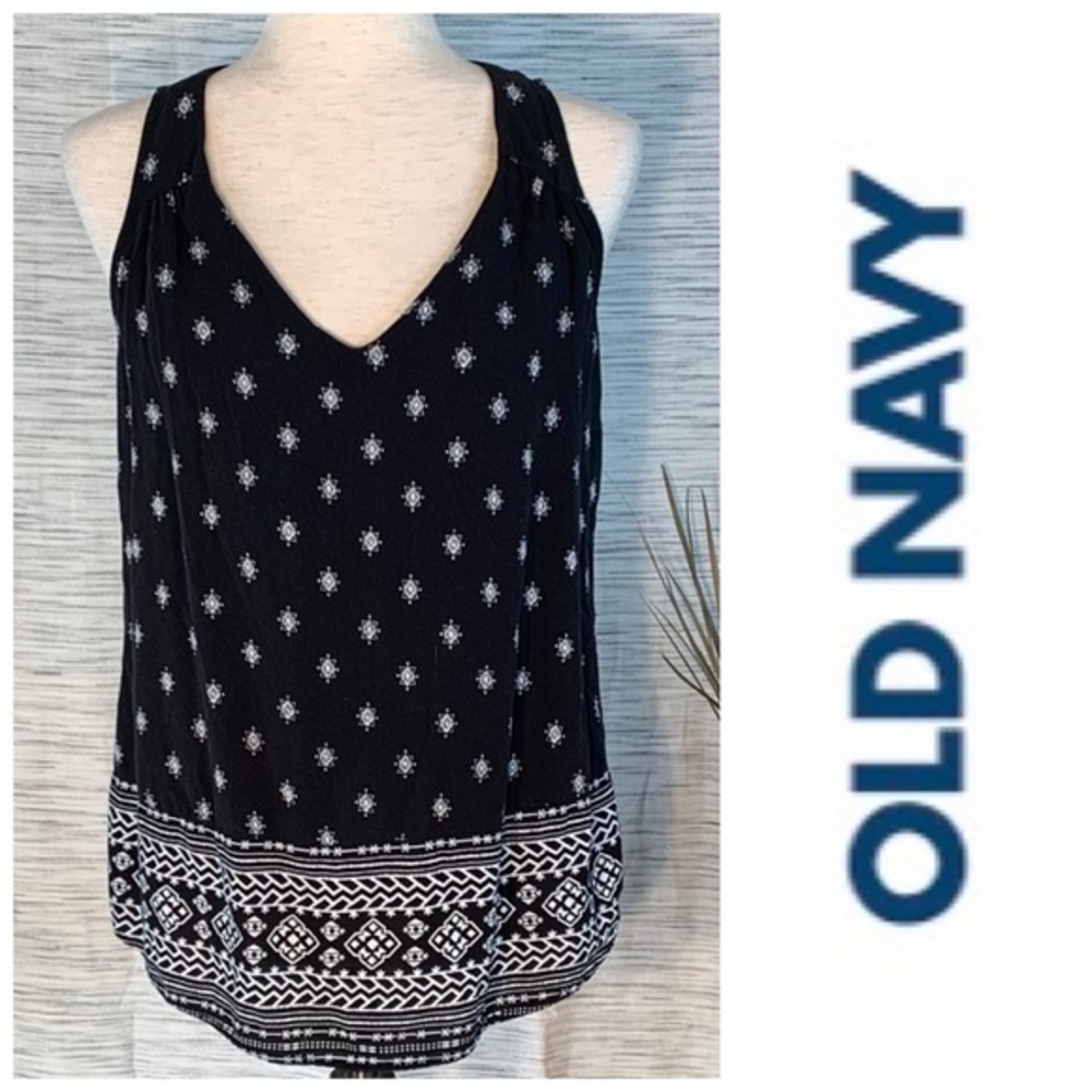 Old Navy black and white sleeveless pullover top.
